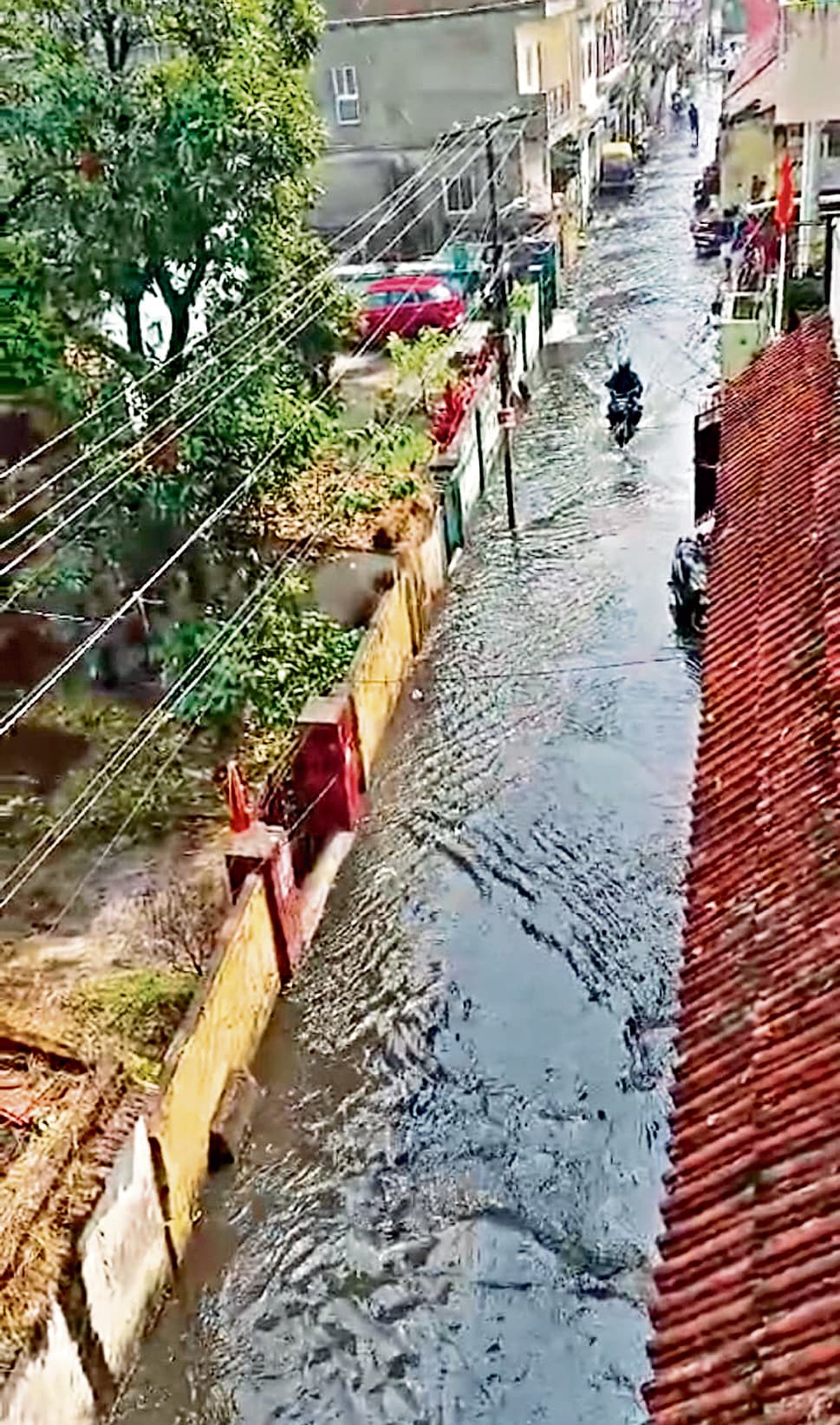 Ranchi News : सड़कों पर बहा नाली का काला पानी