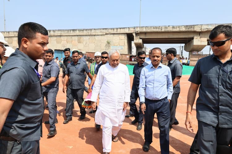 Patna News : मीठापुर-महुली एलिवेटेड सड़क का निर्माण कार्य तेजी से करें पूरा : सीएम