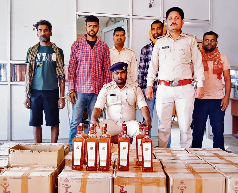 नवादा : बस से 324 बोतल विदेशी शराब जब्त