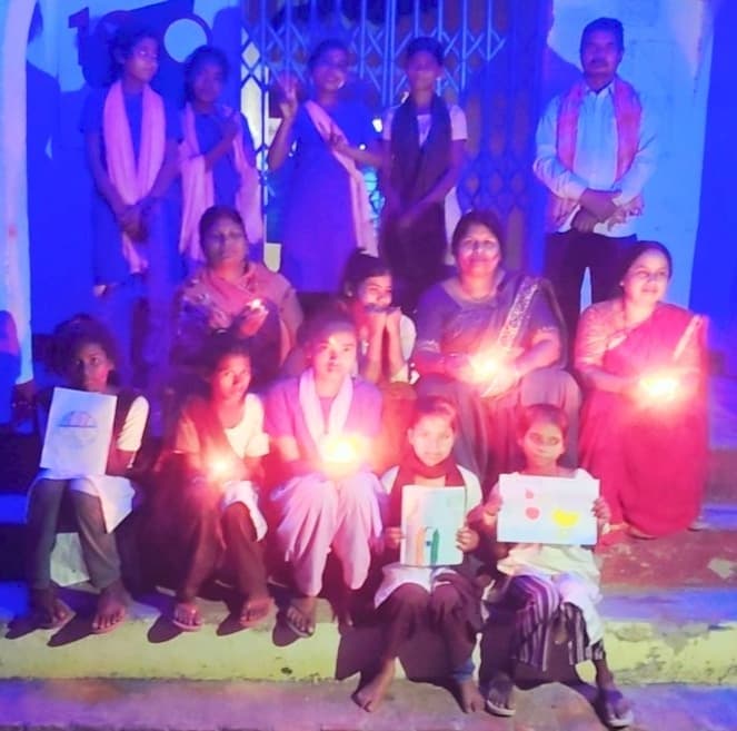 विद्यालय में दीप जलाकर बिहार दिवस को बनाया यादगार