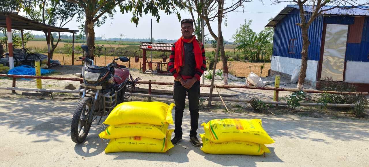 पांच बोरी खाद व बाइक के साथ तस्कर गिरफ्तार