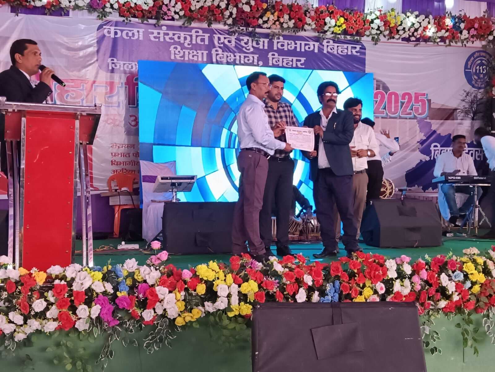 दो शिक्षकों को किया गया सम्मानित