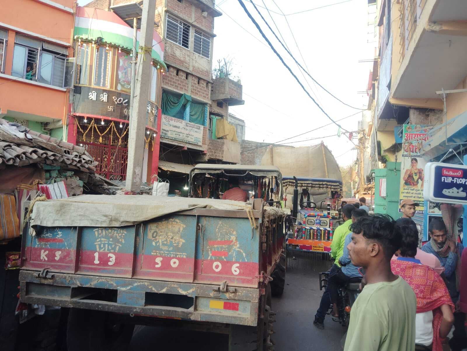 बाजार में सड़कों पर अतिक्रमण, हर आधे घंटे पर लगता है जाम