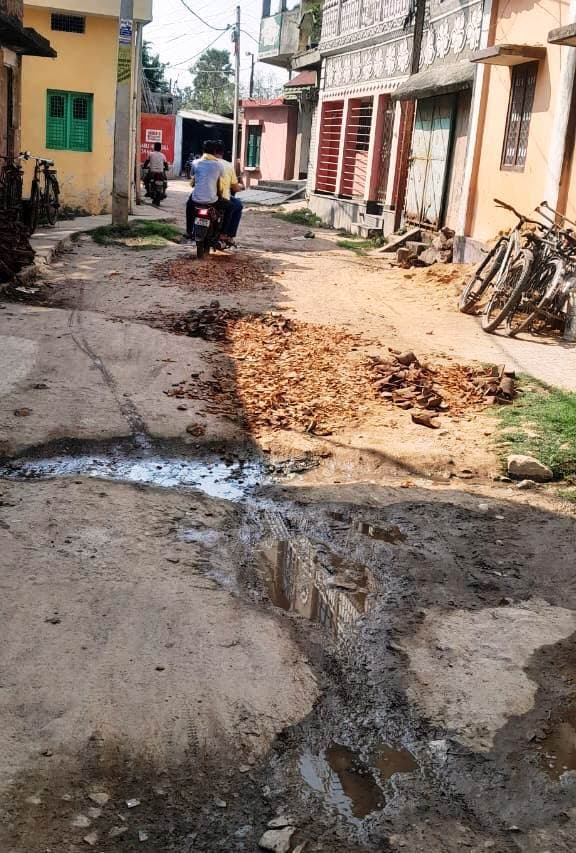 दुरुस्त सड़कों को बनाने की होड़, जर्जर सड़कों का नहीं हो रहा निर्माण