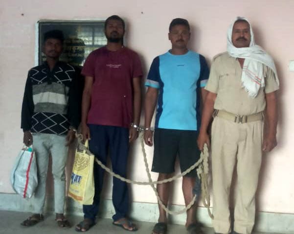 शराब के साथ तीन तस्कर गिरफ्तार, बाइक जब्त