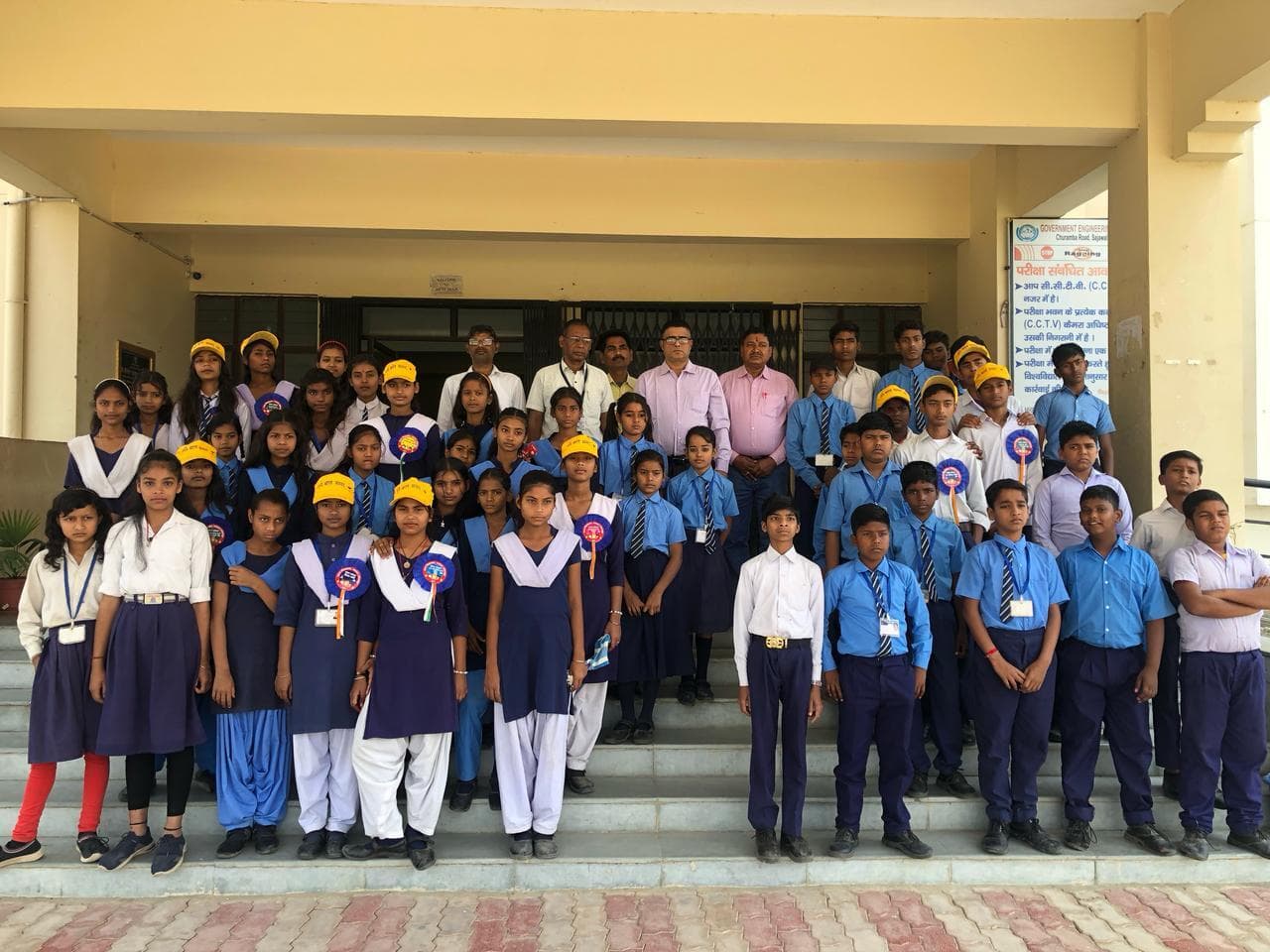 बिहार दिवस पर स्कूली विद्यार्थियों ने इंजीनियरिंग कॉलेज का किया भ्रमण