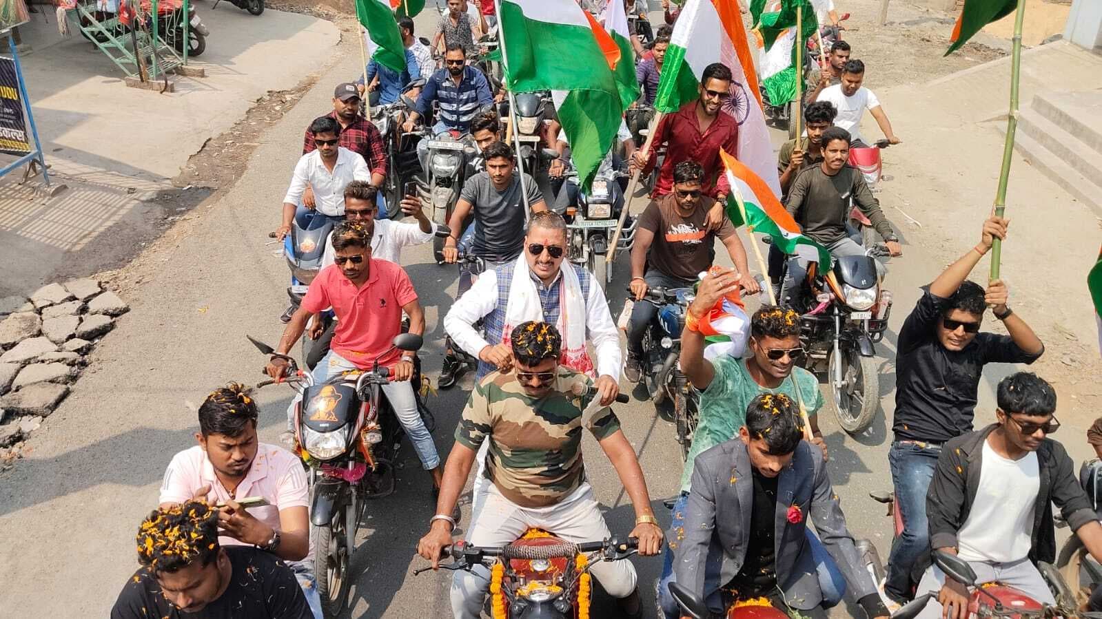 शहीद दिवस निकाली गयी तिरंगा यात्रा, शहीदों के परिजनों को किया सम्मानित