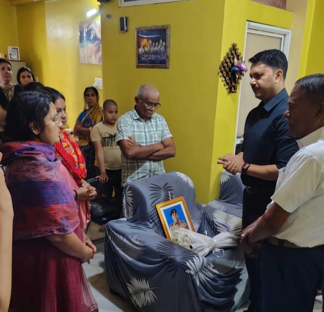 शहीद एएसआइ के शोकाकुल परिजनों से डीआइजी ने की मुलाकात