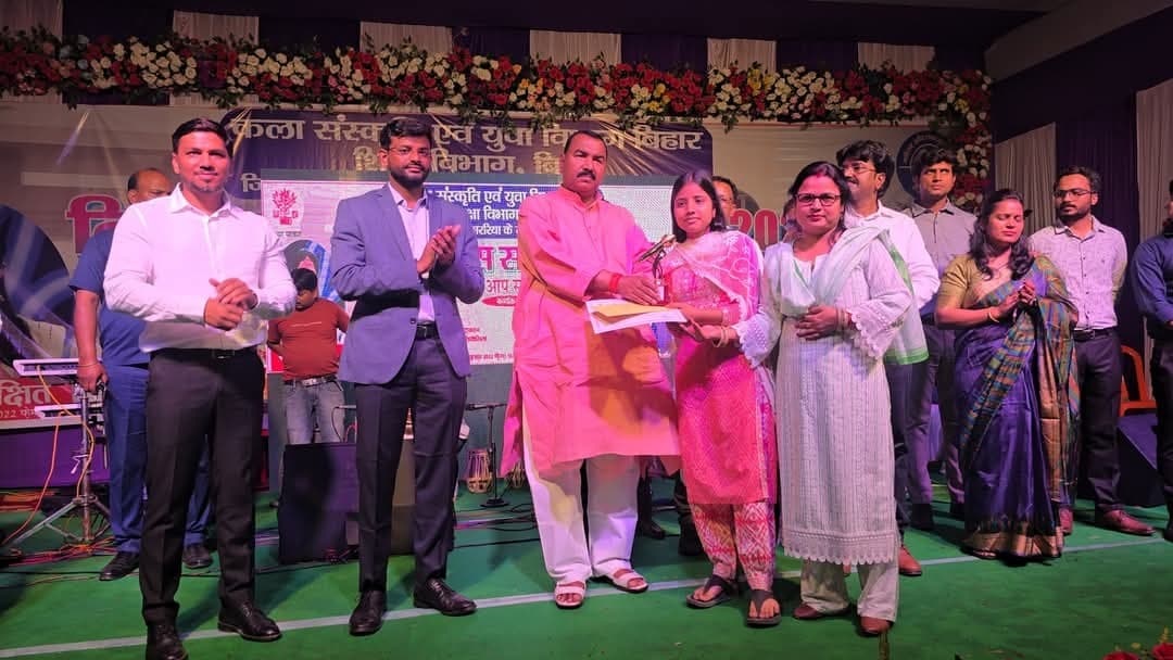 जूनियर गायकी में खुशी को मिला द्वितीय पुरस्कार