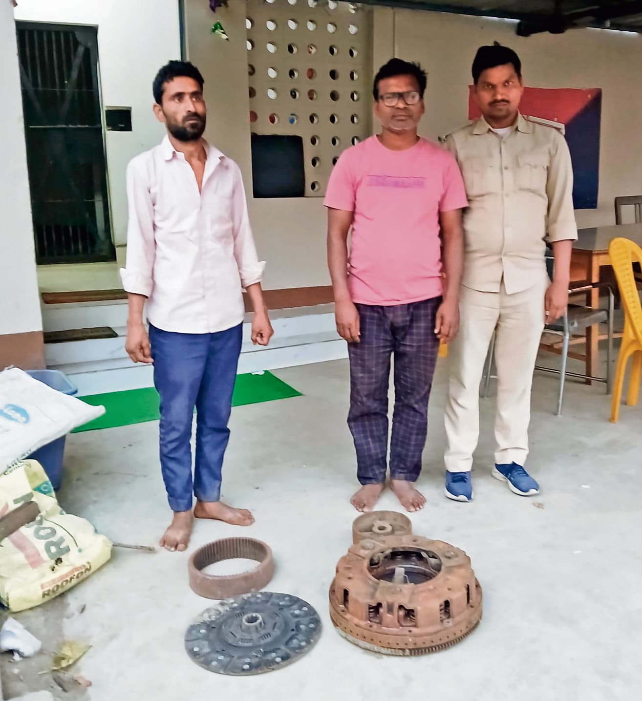 Sasaram news.चोरी के सामान के साथ कबाड़ दुकानदार समेत दो गिरफ्तार
