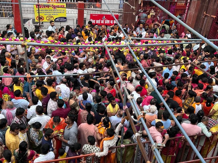 Deoghar News : बाबा मंदिर में उमड़े भक्त, रात आठ बजे तक एक लाख भक्तों ने चढ़ाया जल