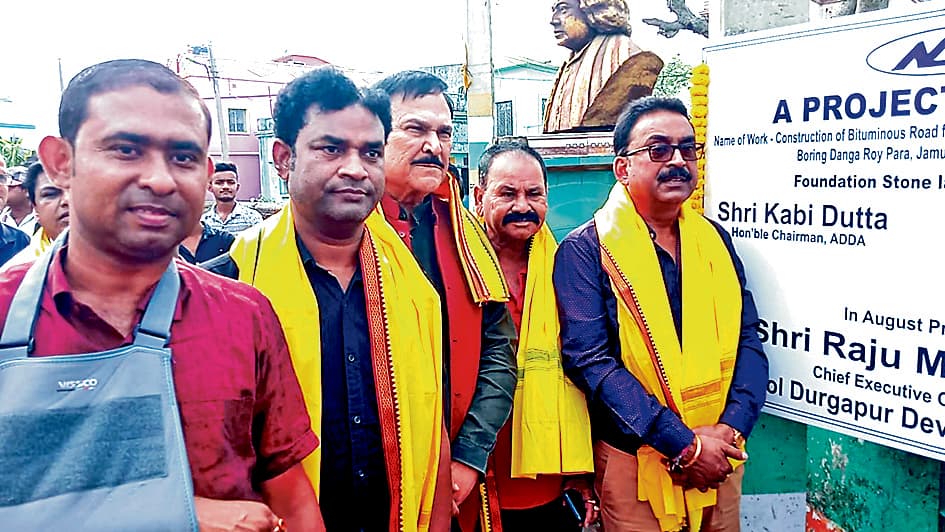 जामुड़िया में दो नयी सड़कों और स्कूल की चारदीवारी का शिलान्यास