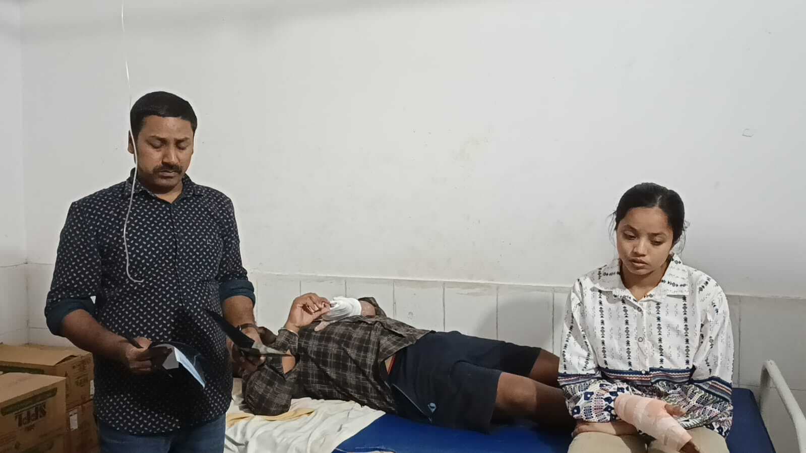 गाली देने से मना करने पर भाई व बहन के साथ मारपीट, तोड़ा हाथ, भागलपुर रेफर