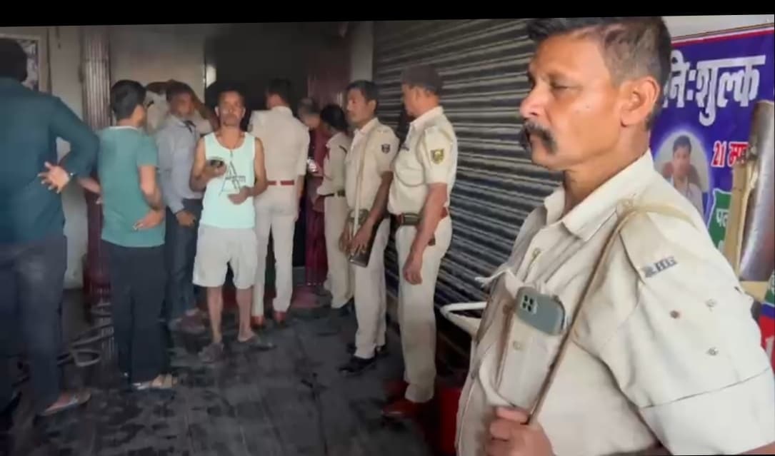 Madhubani News : एक्सिस बैंक में लगी आग, पांच लाख तक के सामान का नुकसान