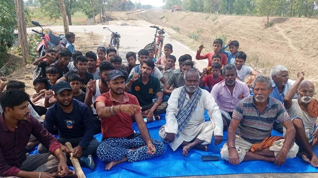 Aurangabad News: नहर पर पुल बनाने के लिए ग्रामीण ने किया प्रदर्शन