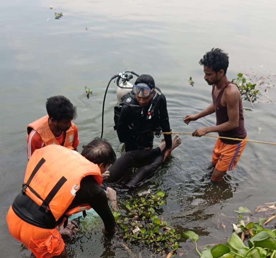 Bokaro News : 18 घंटे के बाद गोताखोरों ने सोलागीडीह तालाब से निकाला युवक का शव