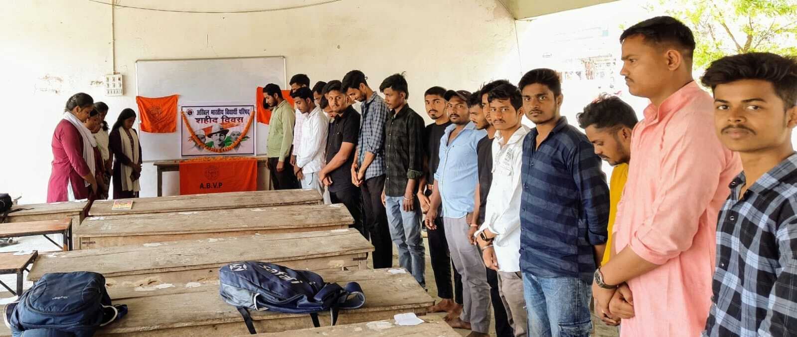 Madhubani News : शहीद दिवस पर वीर भगत सिंह, राजगुरु, सुखदेव को दी श्रद्धांजलि