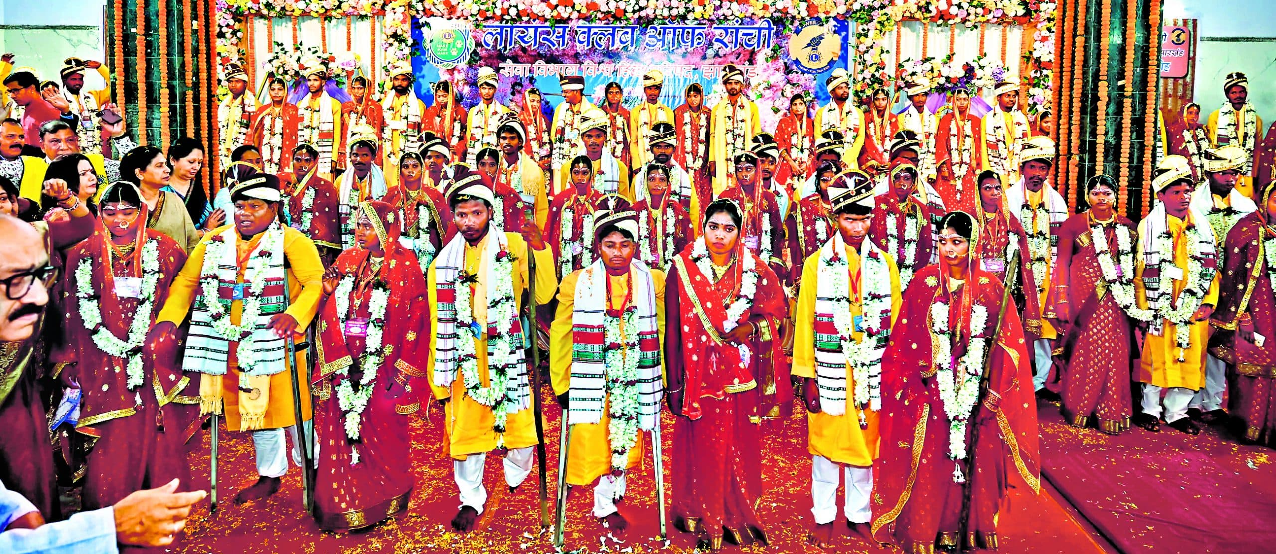 ranchi news : सामूहिक विवाह समारोह में 41 जोड़ों ने सात फेरे लिये, जिसमें दिव्यांग भी हैं शामिल