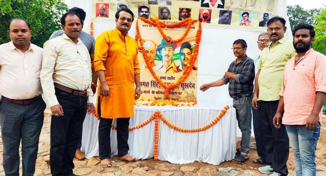 Jamshedpur News : आप नेताओं ने दी भगत सिंह, सुखदेव व राजगुरु को श्रद्धांजलि