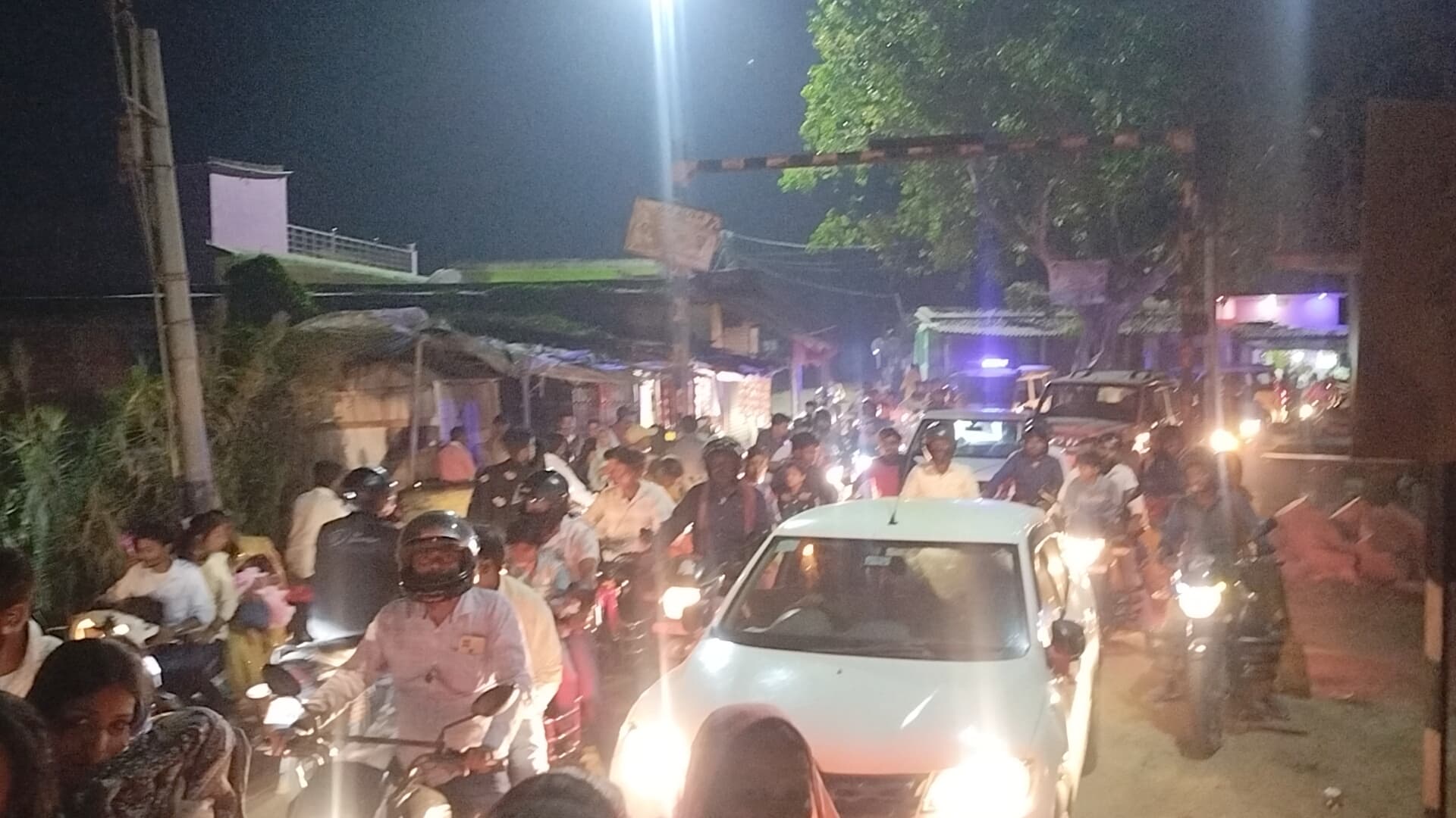 देवकी नंदन ठाकुर के कार्यक्रम में उमड़ रहा जनससैलाब