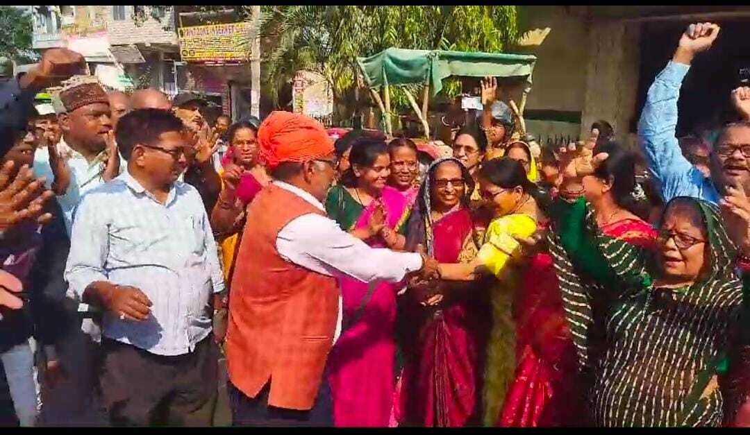 संबद्ध शिक्षक संघ ने वेतनमान को लेकर किया रोषपूर्ण प्रदर्शन