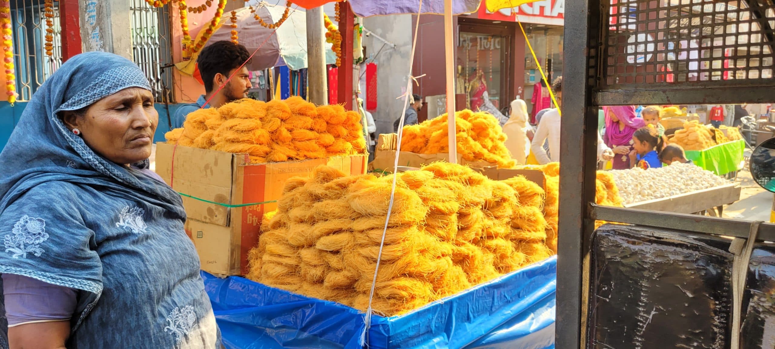 ईद के नजदीक आते ही तैयारी में जुटे लोग, मस्जिद व ईदगाह की हो रही साफ सफाई