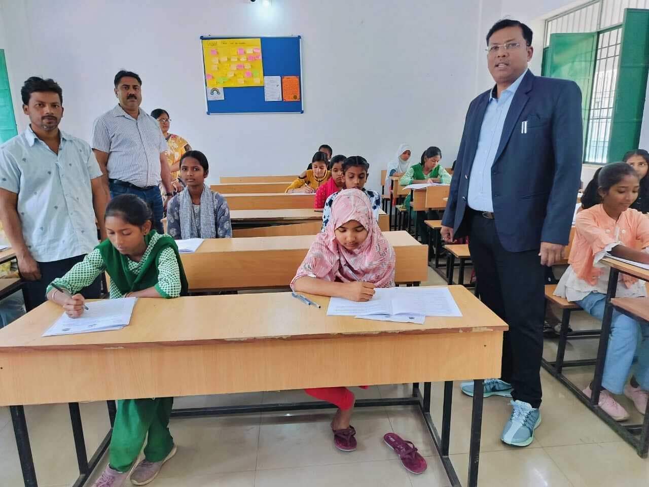 सीएम स्कूल ऑफ एक्सीलेंस में नामांकन को हुई परीक्षा