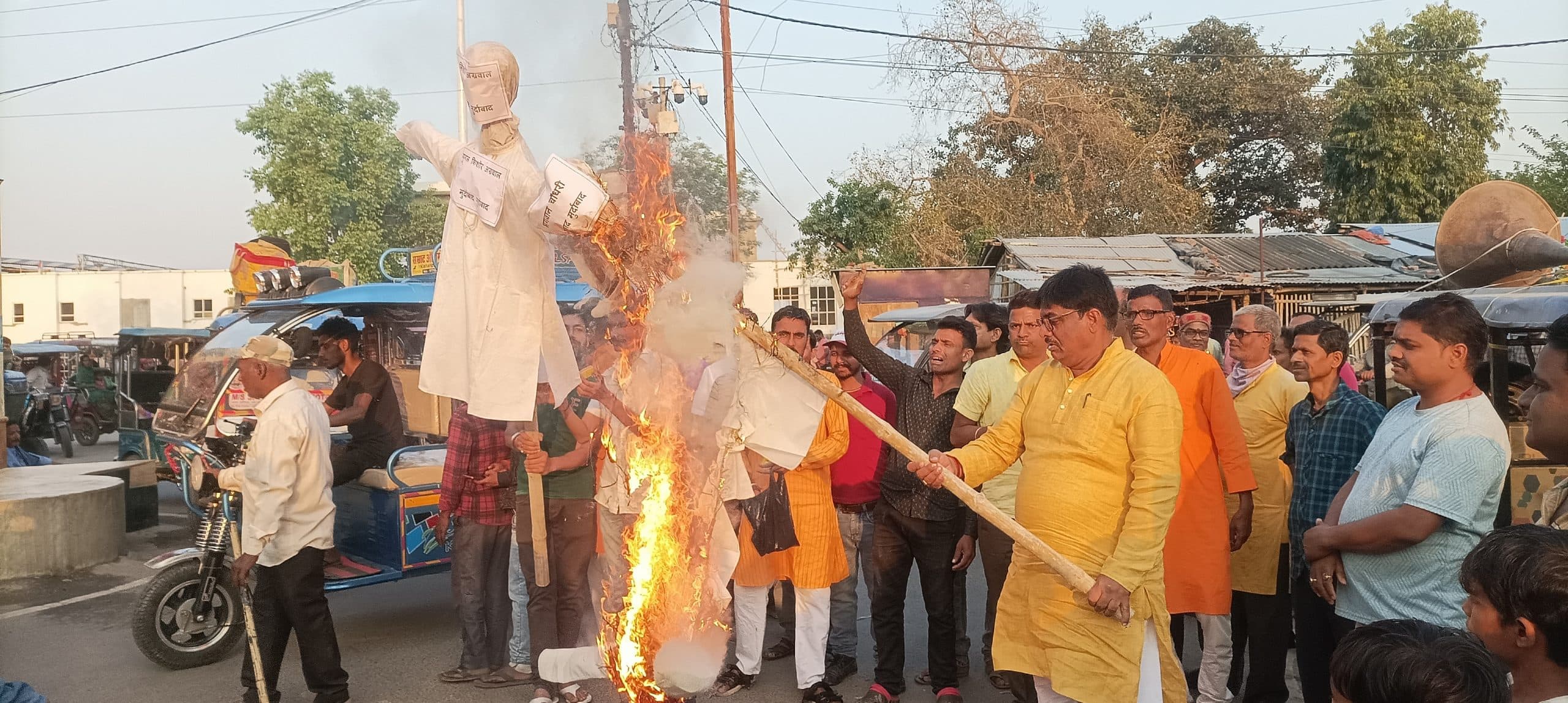 व्यापार संघ के नवनिर्वाचित अध्यक्ष, सचिव व चुनाव प्रभारी का पुतला दहन कर जताया विरोध