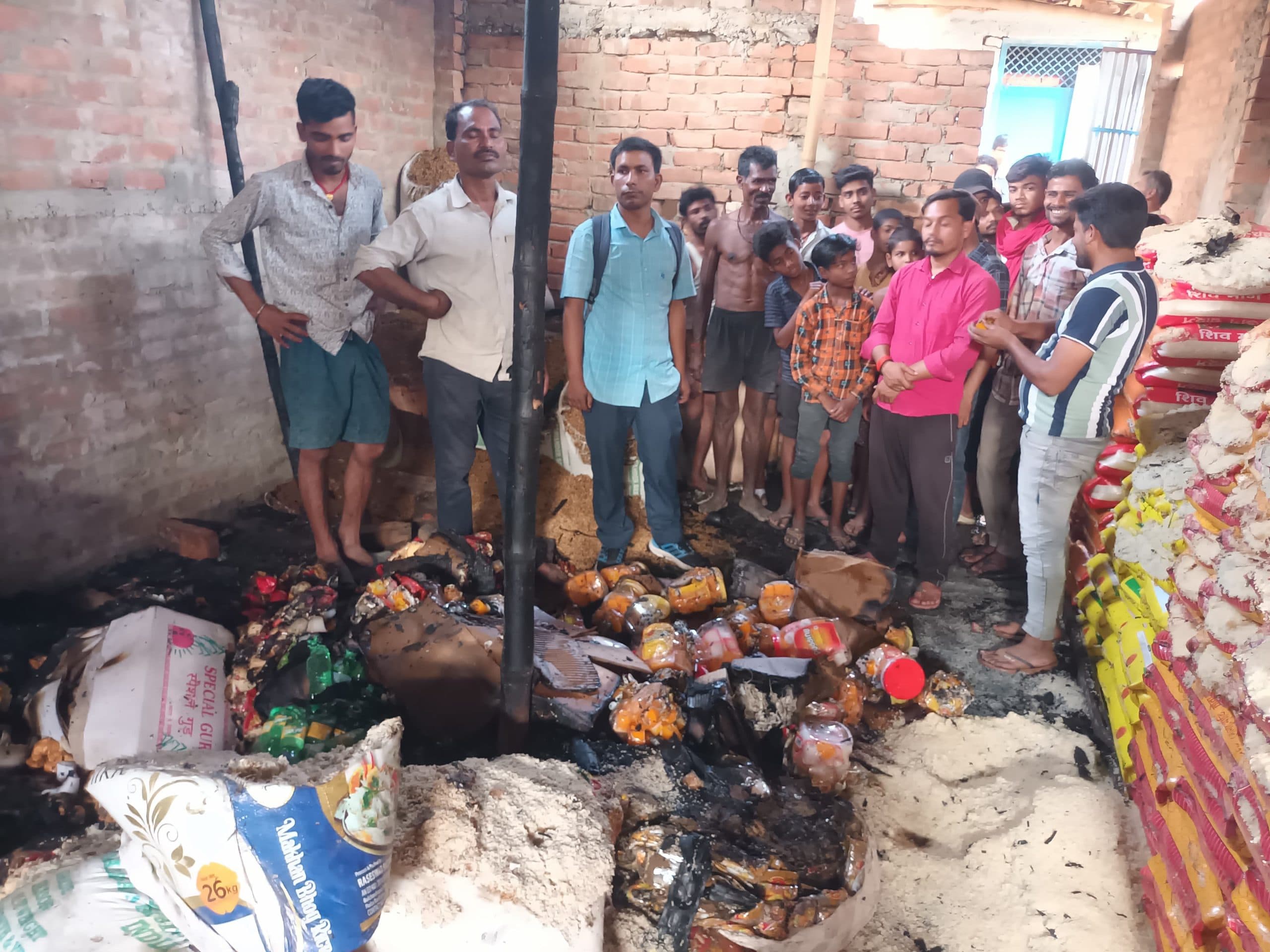 बिजली की शाॅर्ट सर्किट से गोदाम में आग, लाखों का सामान खाक