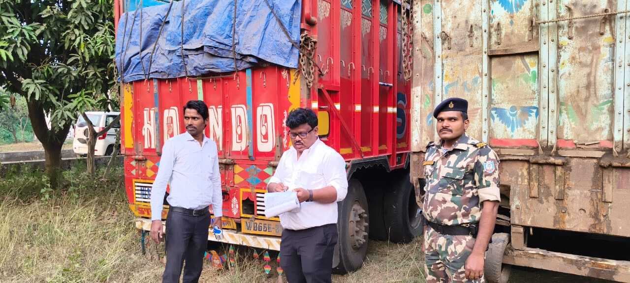 छह ट्रक व एक बालू लदा ट्रैक्टर किया गया जब्त