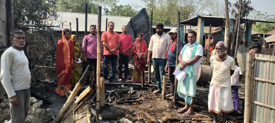 शॉट सर्किट से लगी आग में तीन परिवार के तीन घर जले