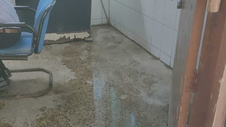 सदर अस्पताल का हाल : जर्जर छत से टपकता है शौचालय का पानी