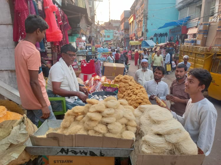 ईद पर्व को लेकर बाजार गुलजार, खरीदारी में जुटे लोग,