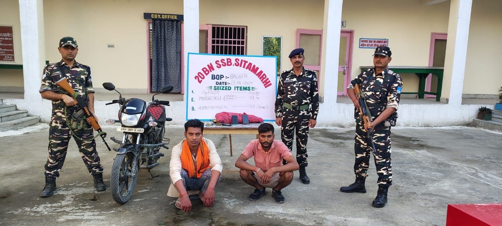 बॉर्डर पर चार किलो गांजा के साथ दो नेपाली तस्कर गिरफ्तार