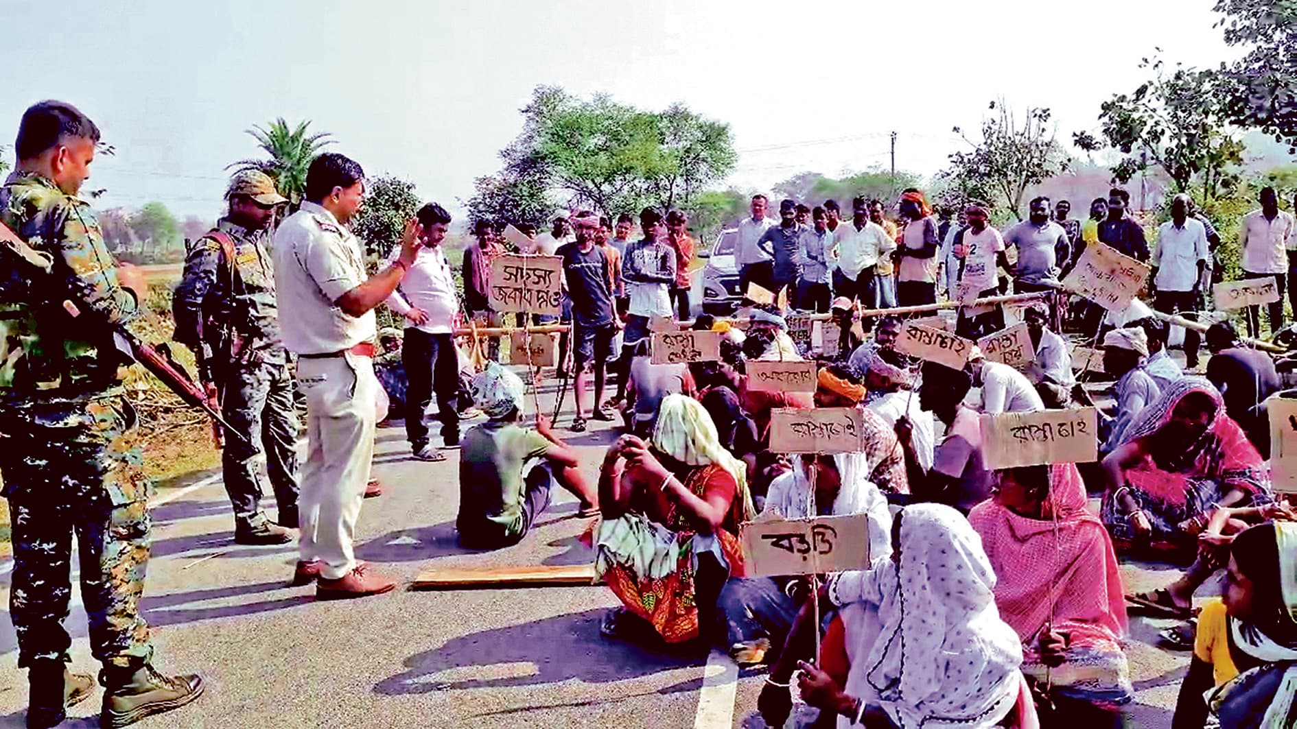 सड़क निर्माण की मांग पर ग्रामीणों ने किया छह घंटे पथावरोध