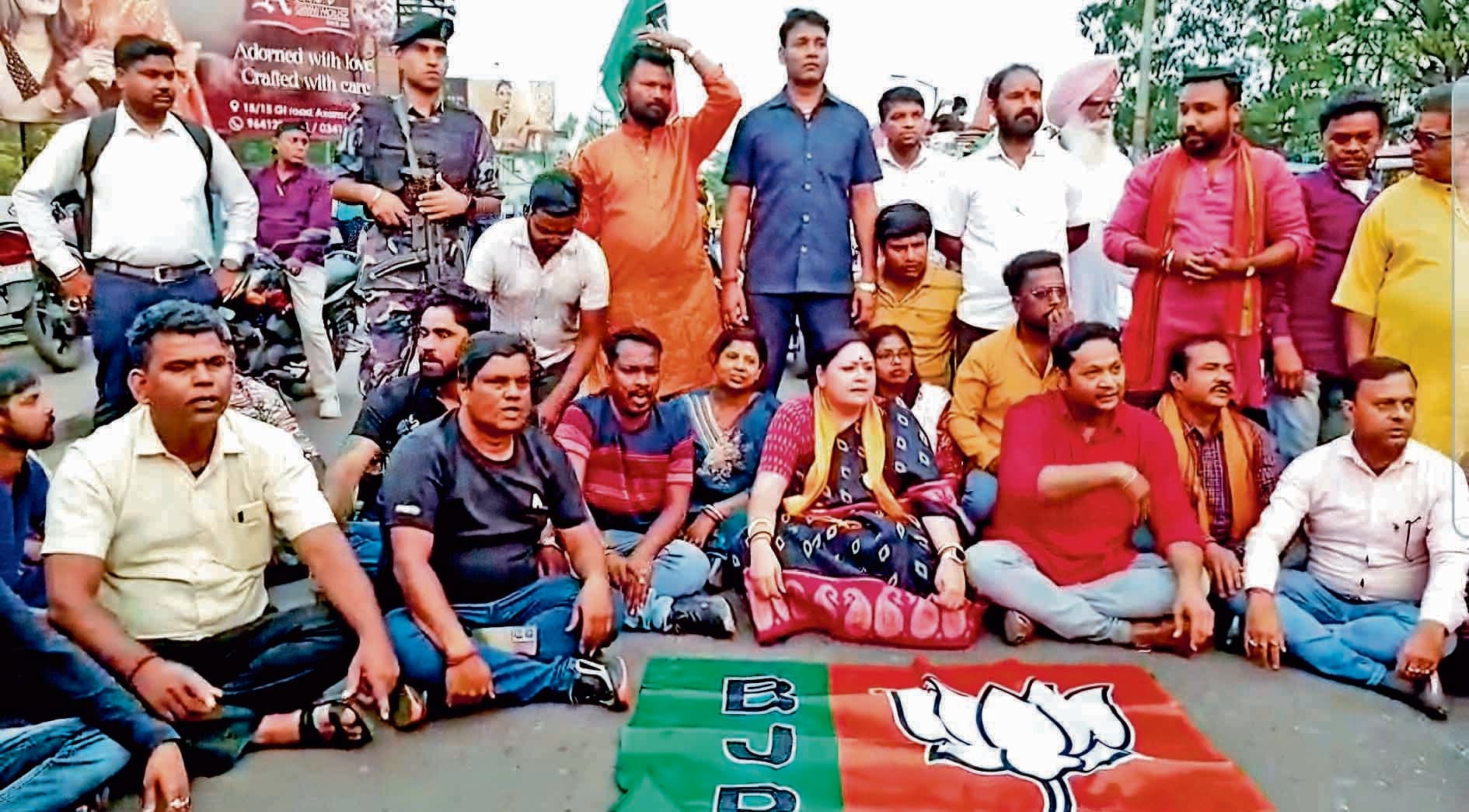 शुभेंदु पर हमले के खिलाफ भाजपा का चक्काजाम