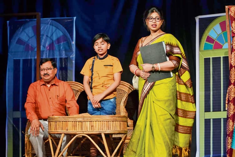 कार्यक्रम के दूसरे सत्र में चंदन सेन के निर्देशन में नाटक अनिकेत संध्या का किया गया मंचन