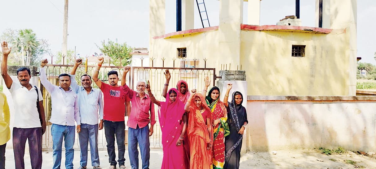 चार दिन से जलमीनार से जलापूर्ति बंद, लोगों ने किया प्रदर्शन