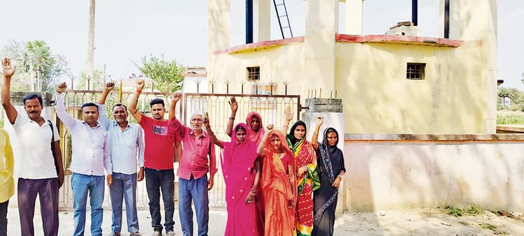 चार दिन से जलमीनार से जलापूर्ति बंद, लोगों ने किया प्रदर्शन