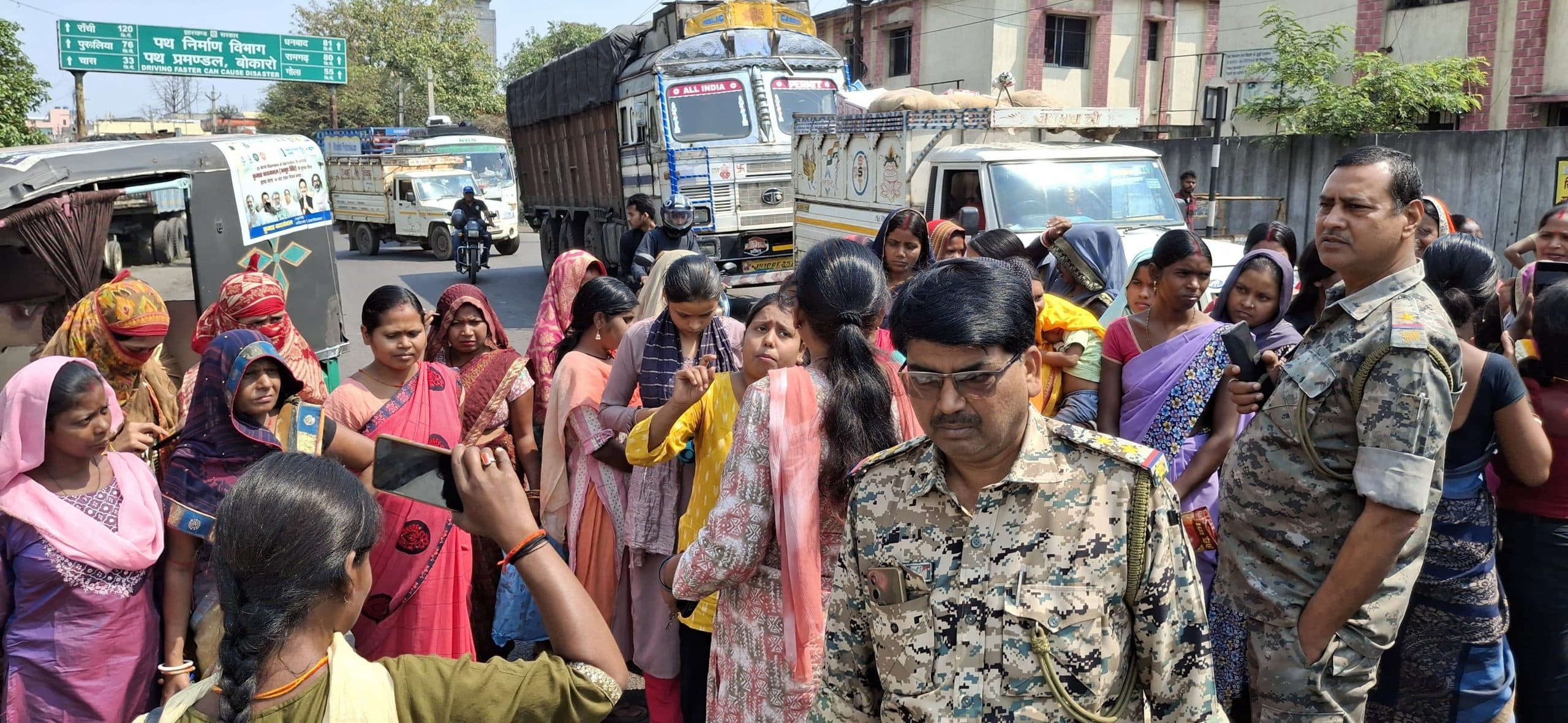 Bokaro News : मंईयां योजना की राशि नहीं मिलने पर सड़क पर उतरीं महिलाएं