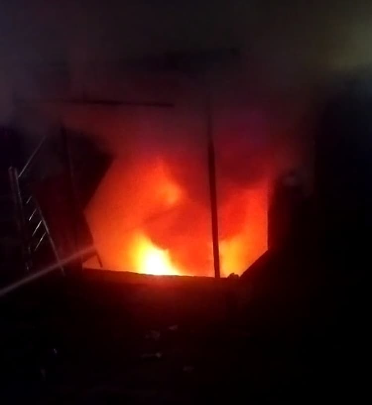 Gaya News : पंचानपुर बाजार के जूता चप्पल दुकान में लगी आग