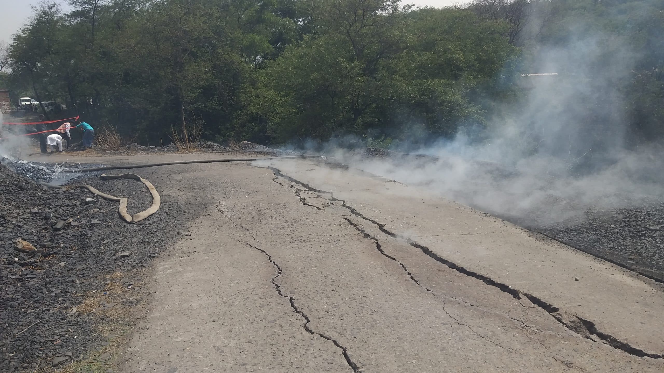 Bokaro News : माइंस के बगल में मार्ग में भड़की आग, आवागमन ठप