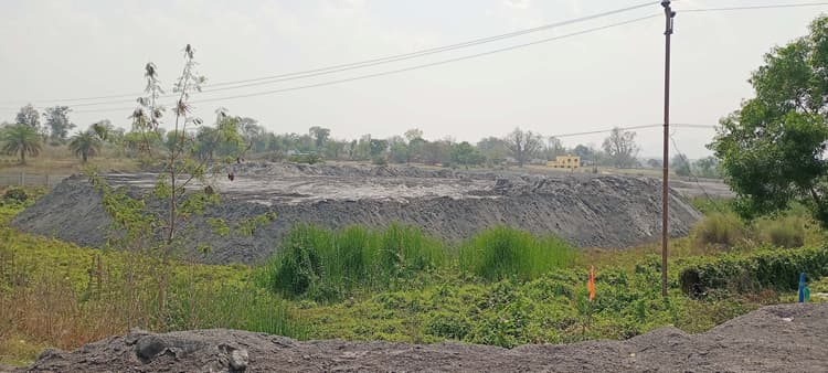 East Singhbhum News : कैसे होगा वर्षा जल संचय, तालाब भरकर बना दिया स्लैग का टीला