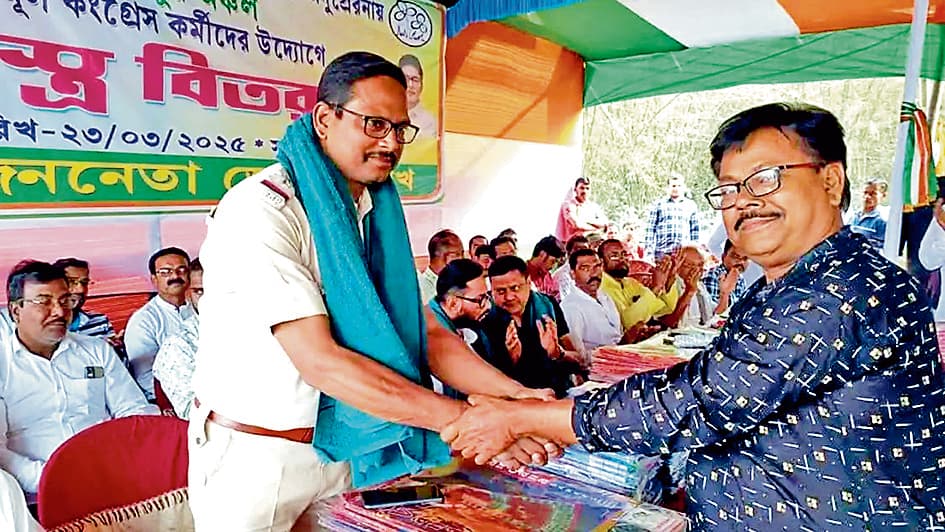 पुलिस अधिकारियों के गले में तृणमूल का उत्तरीय, हुआ विवाद