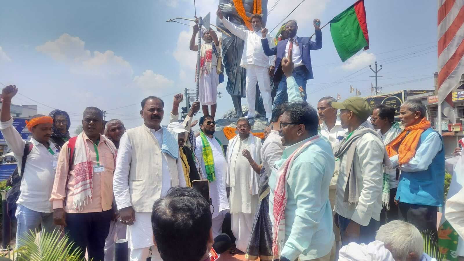 विस्थापन से जुड़े आंदोलनकारी संगठनों का विधानसभा मार्च