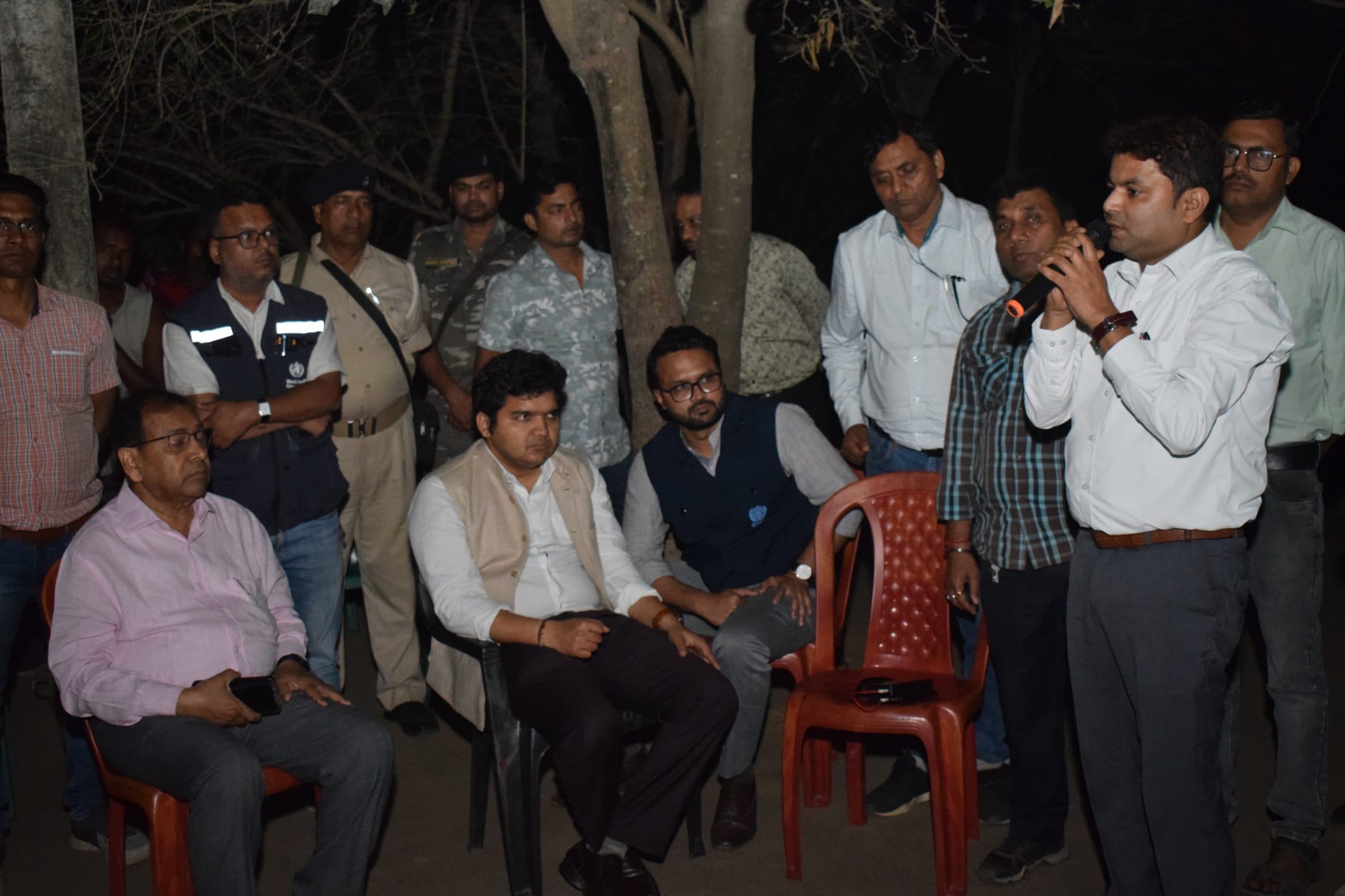 डीसी ने ग्रामीणों से की कीटनाशक छिड़काव कराने की अपील