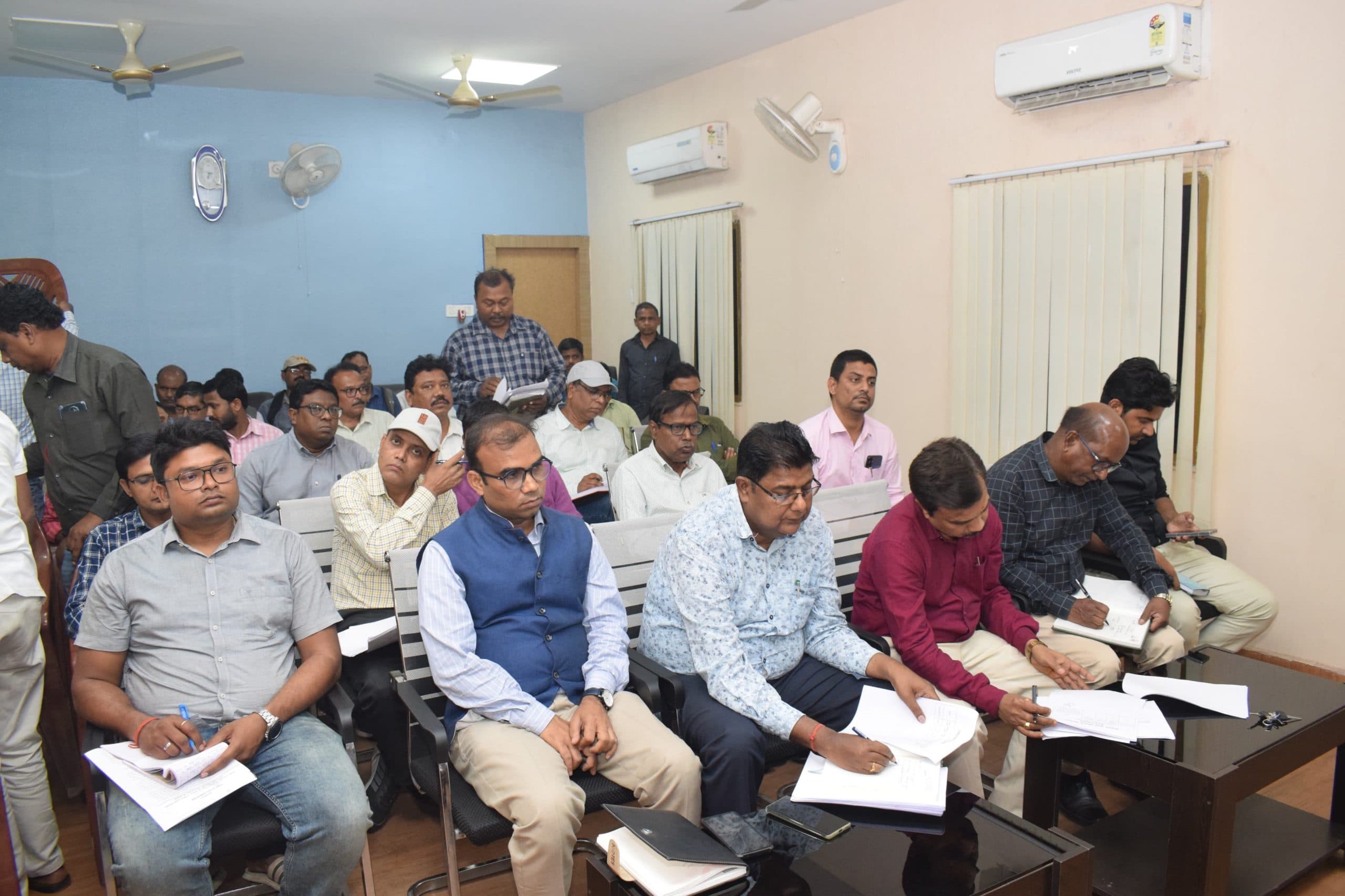 90 दिनों से ज्यादा लंबित आवेदनों का करें निष्पादन : डीसी