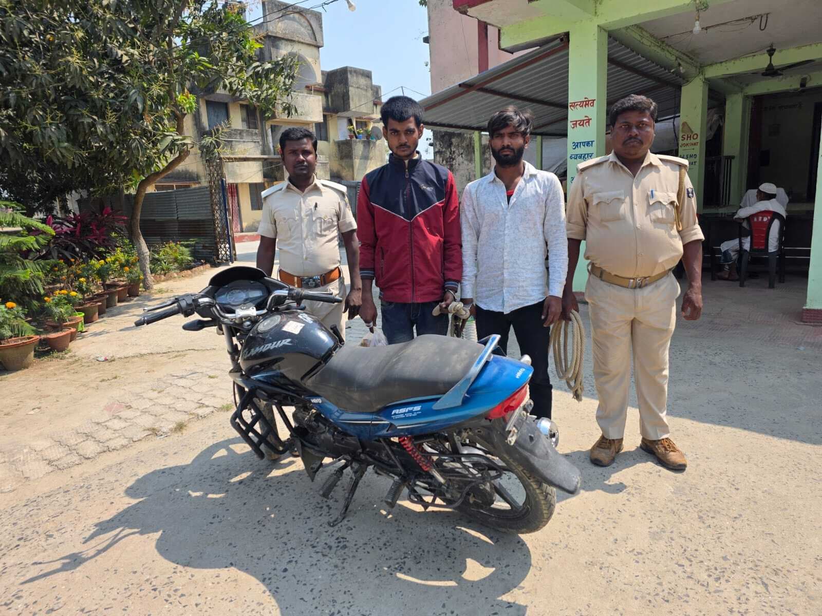 चोरी की बाइक के साथ दो आरोपित गिरफ्तार