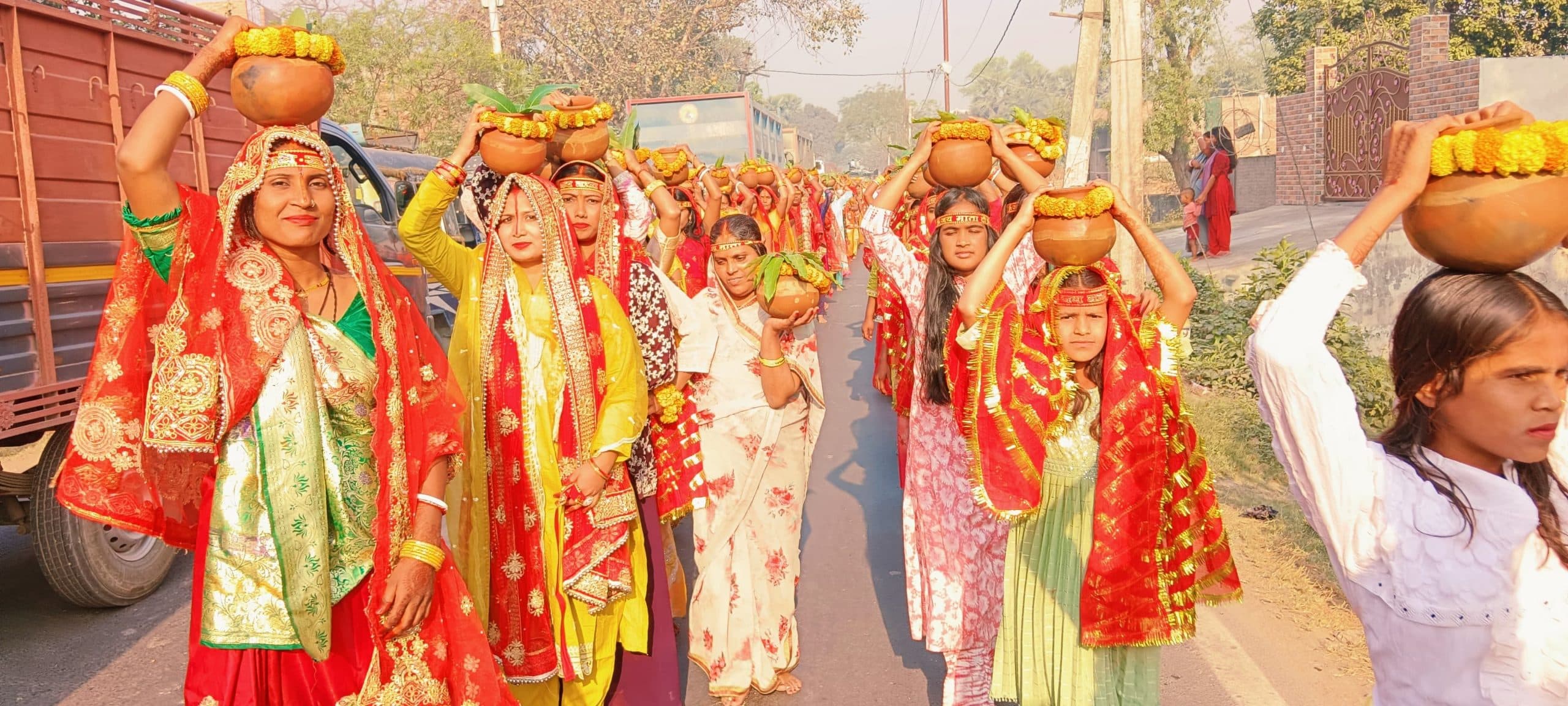 Hajipur News : बिदुपुर में अष्टयाम यज्ञ को लेकर निकाली गयी कलश शोभायात्रा