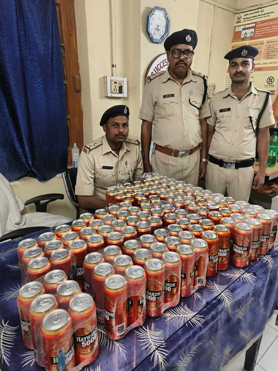 रेलवे सुरंग के पास से 122 केन बियर बरामद